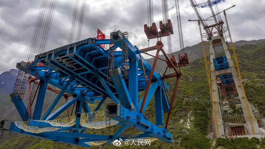 凄すぎ！「世界一のクレーン」が世界初の大スパン構(gòu)造トラス鉄道吊り橋工事に登場(chǎng)