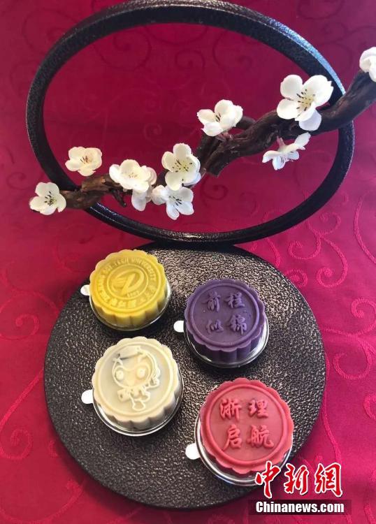 浙江の大學(xué)が卒業(yè)生に贈(zèng)る焼き菓子約1千人分焼きあがる