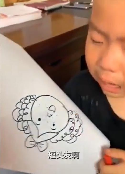 「僕のママはこんな顔じゃない」と大泣きする幼稚園児　江蘇省