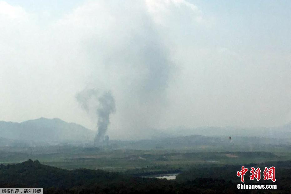 南北共同連絡(luò)事務(wù)所が爆破、開城工業(yè)園區(qū)內(nèi)に上がる煙