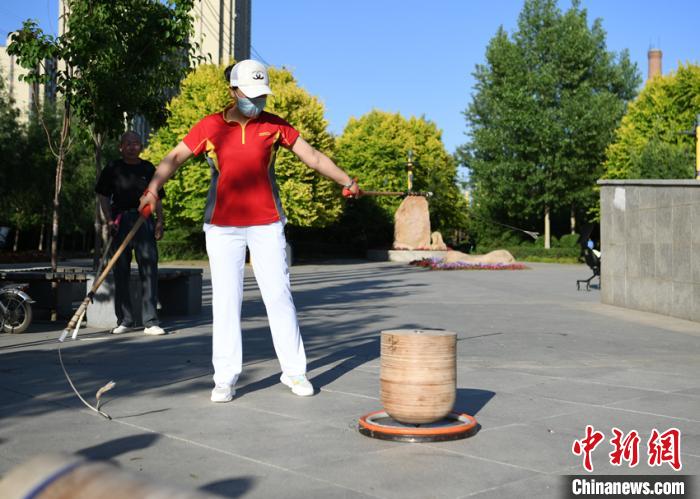 重さ50キロのコマを回すコマ回し名人　吉林省長(zhǎng)春