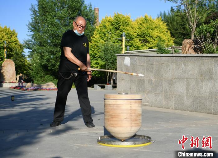 重さ50キロのコマを回すコマ回し名人　吉林省長春