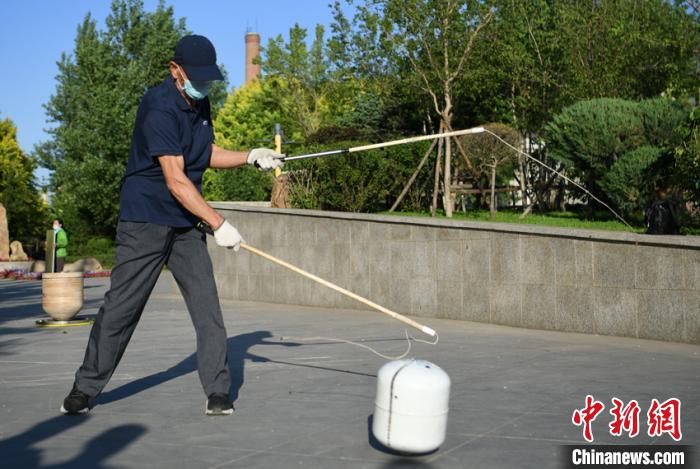 重さ50キロのコマを回すコマ回し名人　吉林省長(zhǎng)春