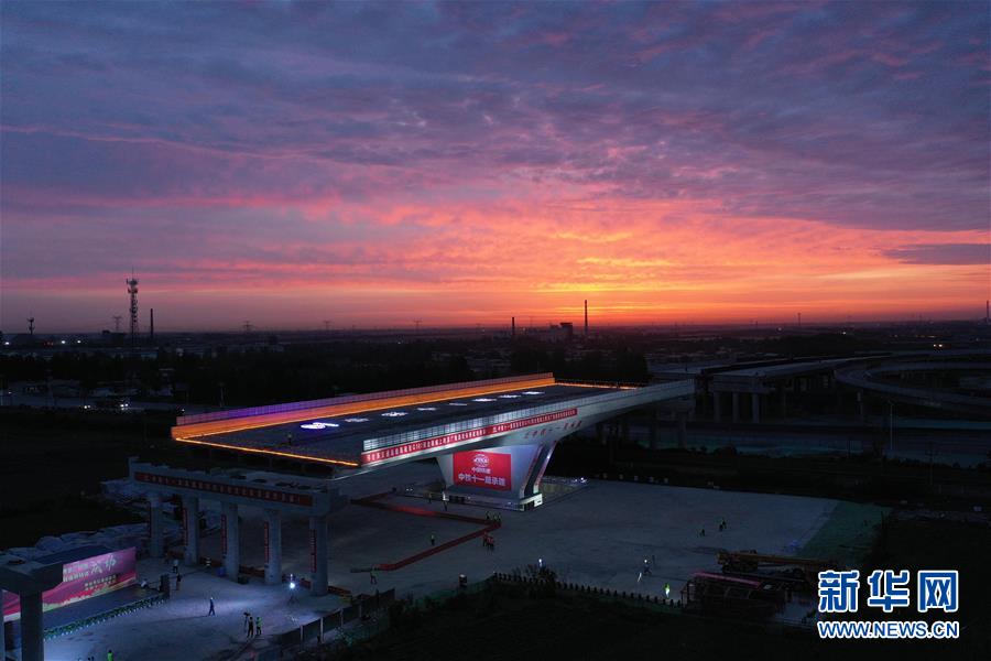 道路橫斷橋建設(shè)現(xiàn)場で1萬トン超橋桁の「回転架設(shè)ショー」　 河北省