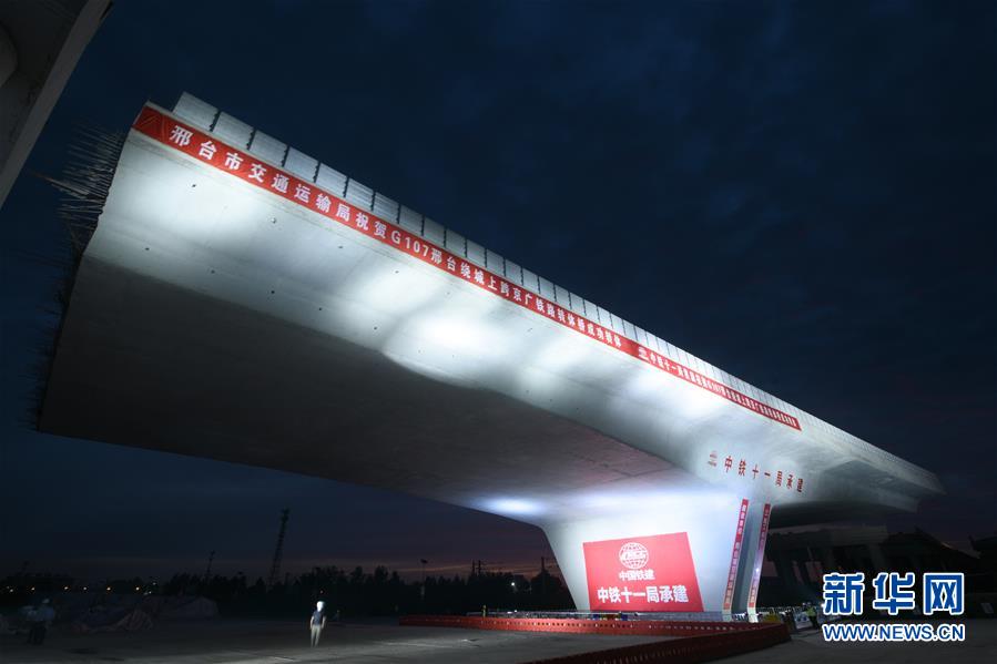 道路橫斷橋建設(shè)現(xiàn)場(chǎng)で1萬(wàn)トン超橋桁の「回転架設(shè)ショー」　 河北省