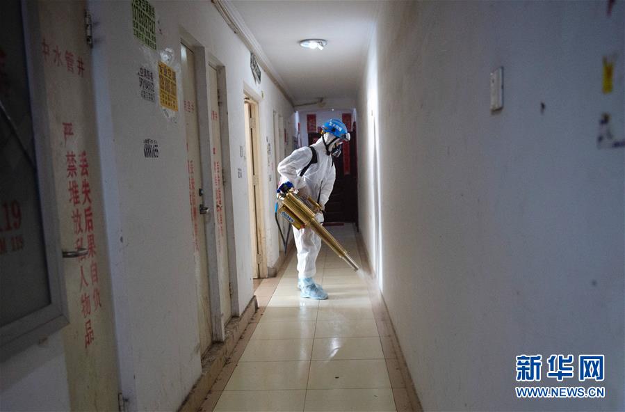豊臺區(qū)のある団地の建物內(nèi)で消毒作業(yè)に當たる北京藍天救援隊の隊員（6月16日撮影?陳鐘昊）。