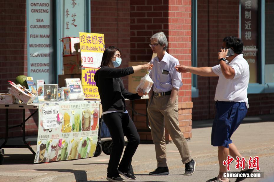 屋外のテイクアウト販売に切り替え営業(yè)再開(kāi)する中國(guó)人オーナー　トロント