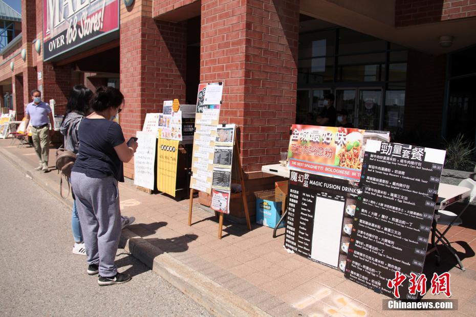 屋外のテイクアウト販売に切り替え営業(yè)再開(kāi)する中國(guó)人オーナー　トロント