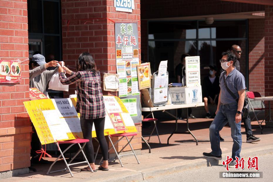 屋外のテイクアウト販売に切り替え営業(yè)再開する中國人オーナー　トロント