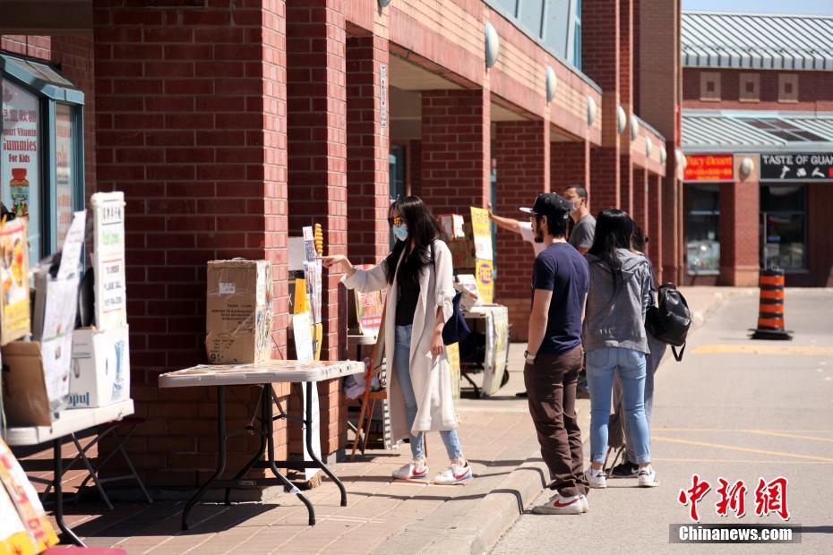 屋外のテイクアウト販売に切り替え営業(yè)再開する中國(guó)人オーナー　トロント