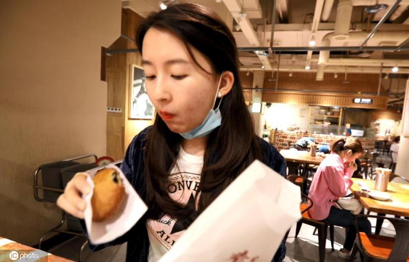 6月16日、陝西省西安市のある美食城で試食をする「デリバリーマーケティング?オフィサー」の胡嘉雯さん（寫真著作権は東方ICが所有のため転載禁止）。