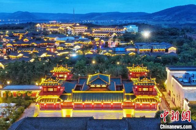 風(fēng)光明媚なユートピアを明るく照らす東方塩湖城のライトアップ　江蘇省