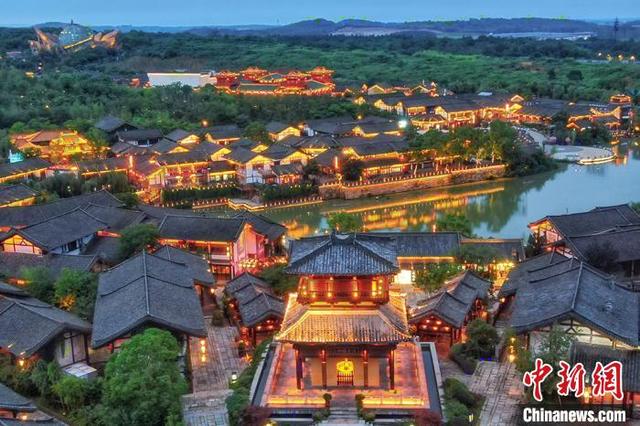 風光明媚なユートピアを明るく照らす東方塩湖城のライトアップ　江蘇省