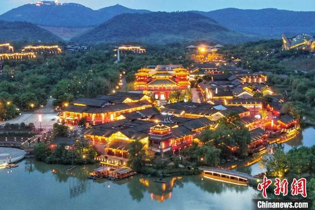 風光明媚なユートピアを明るく照らす東方塩湖城のライトアップ　江蘇省