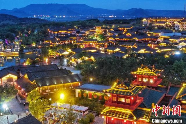 風(fēng)光明媚なユートピアを明るく照らす東方塩湖城のライトアップ　江蘇省