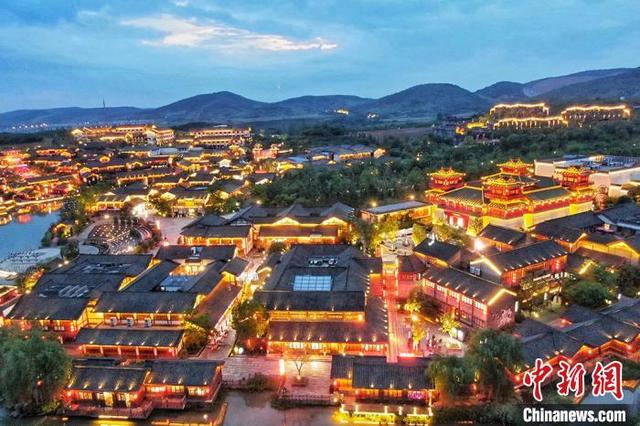 風(fēng)光明媚なユートピアを明るく照らす東方塩湖城のライトアップ　江蘇省