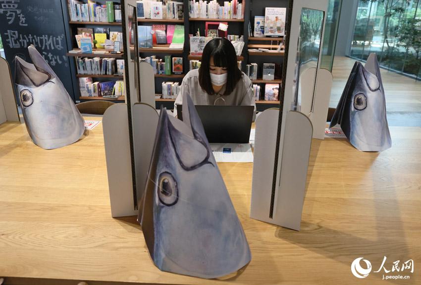 學(xué)生たちにソーシャルディスタンスの確保を促すため、図書館の機(jī)の上に置かれたリアルな「マグロの頭部」の障害物（寫真著作権はCFP視覚中國が所有のため転載禁止）。