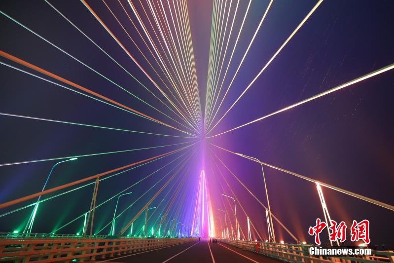 長江に架かるカラフルな虹の帯　滬通長江大橋で初のライトアップテスト
