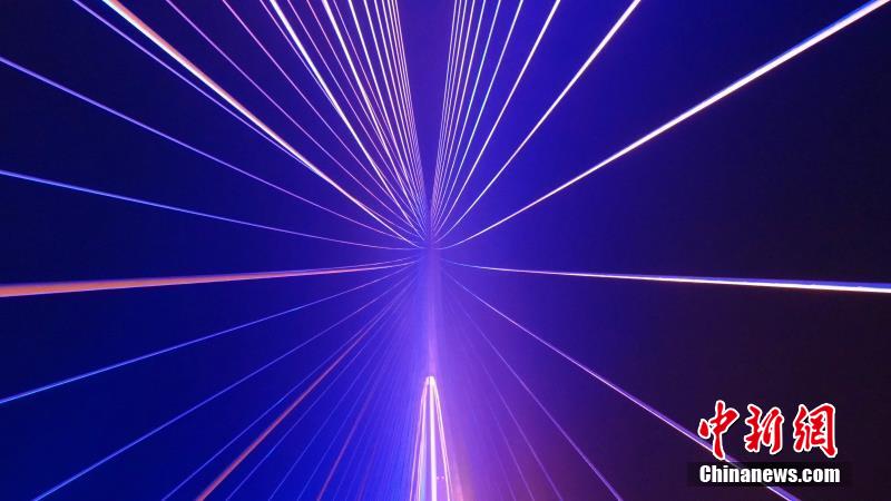 長(zhǎng)江に架かるカラフルな虹の帯　滬通長(zhǎng)江大橋で初のライトアップテスト
