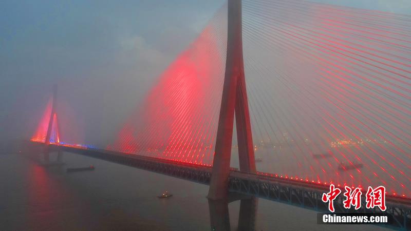 長(zhǎng)江に架かるカラフルな虹の帯　滬通長(zhǎng)江大橋で初のライトアップテスト