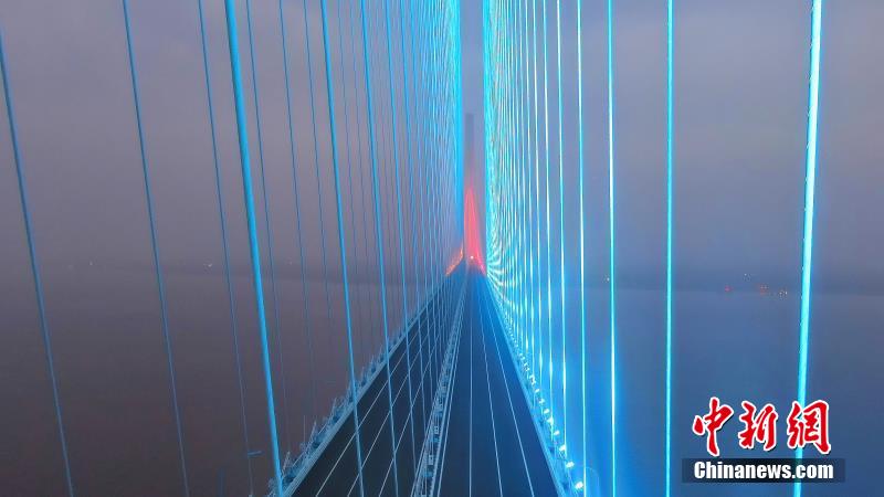 長江に架かるカラフルな虹の帯　滬通長江大橋で初のライトアップテスト