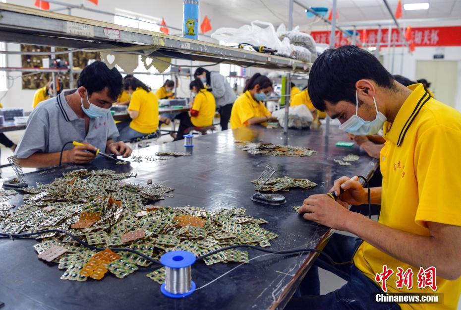 新疆阿克陶県の貧困者支援地域の工場(chǎng)が五百人を雇用