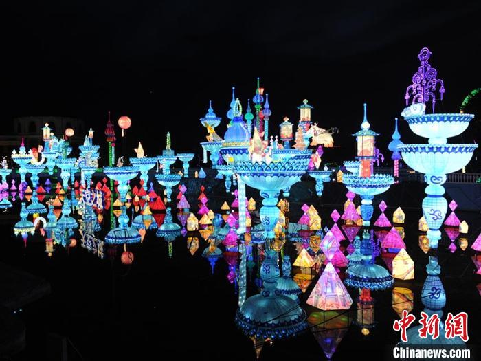 吉林長春で消夏燈會が開幕　幻想的なライトが夜空を照らす