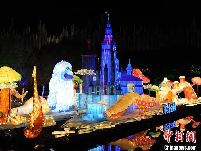 吉林長春で消夏燈會が開幕　幻想的なライトが夜空を照らす