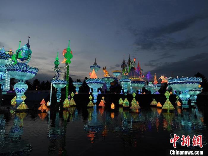 吉林長(zhǎng)春で消夏燈會(huì)が開幕　幻想的なライトが夜空を照らす