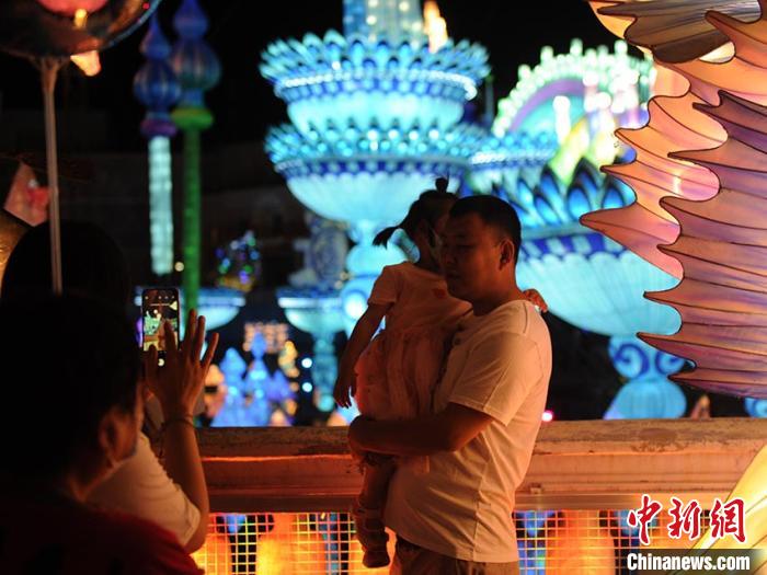 吉林長春で消夏燈會が開幕　幻想的なライトが夜空を照らす