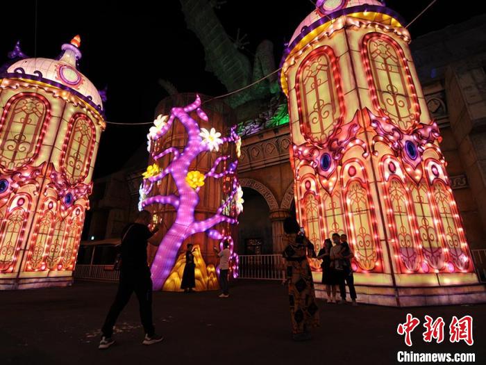 吉林長春で消夏燈會(huì)が開幕　幻想的なライトが夜空を照らす