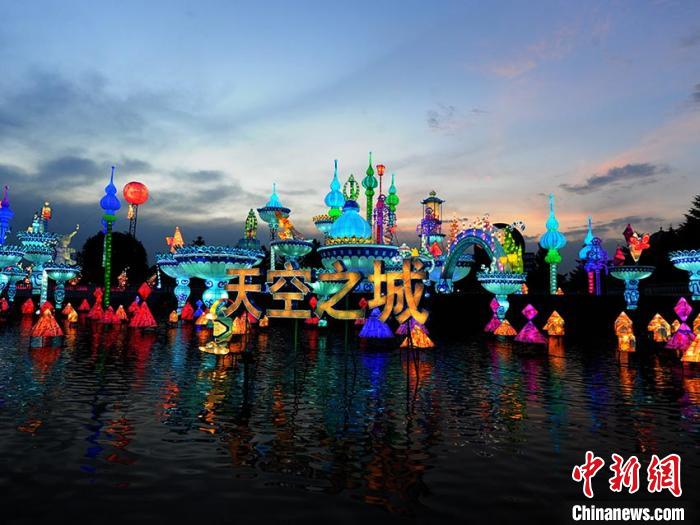 吉林長(zhǎng)春で消夏燈會(huì)が開幕　幻想的なライトが夜空を照らす