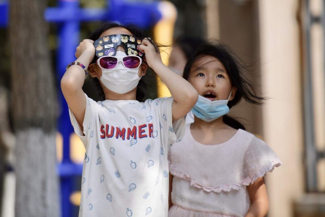 様々な工夫凝らして「金環(huán)日食」を観測する北京市民