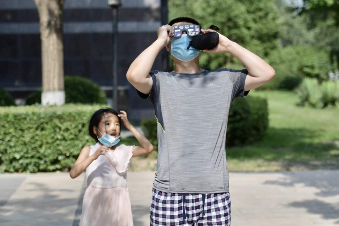 様々な工夫凝らして「金環(huán)日食」を観測する北京市民