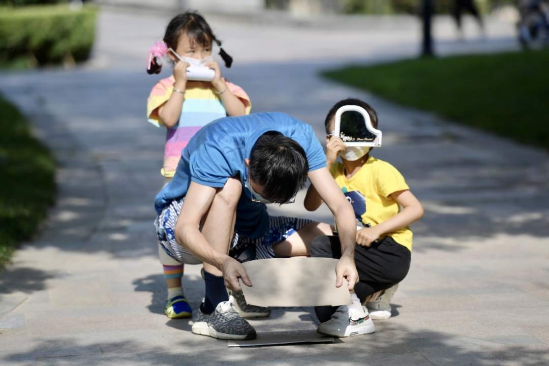 様々な工夫凝らして「金環(huán)日食」を観測(cè)する北京市民