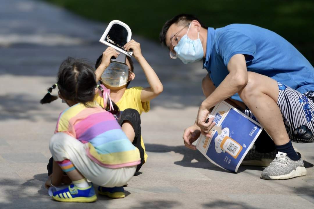 様々な工夫凝らして「金環(huán)日食」を観測する北京市民