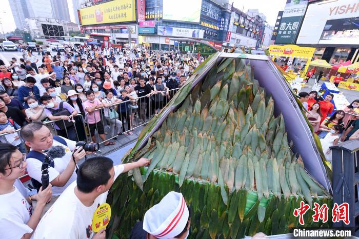 市民の注目を集めた重さ500キログラムの巨大「ピリ辛スナック」ちまき（撮影?楊華峰）。