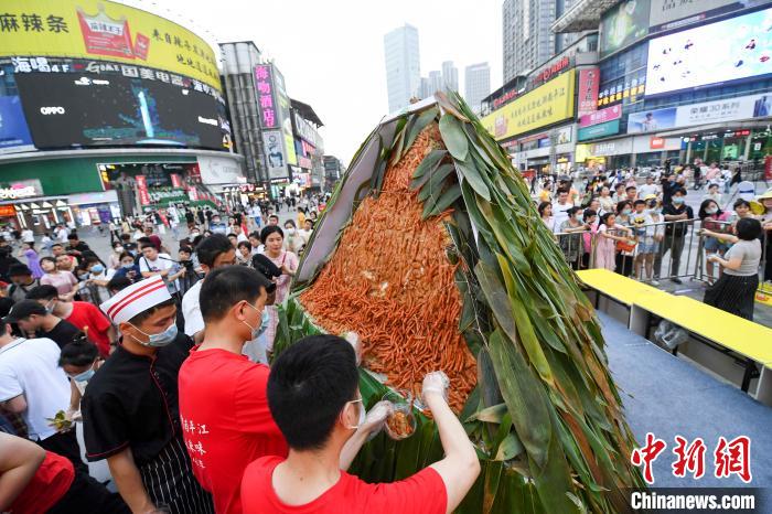 重さ500キロの巨大「ピリ辛ちまき」が長(zhǎng)沙の街頭に登場(chǎng)　湖南省