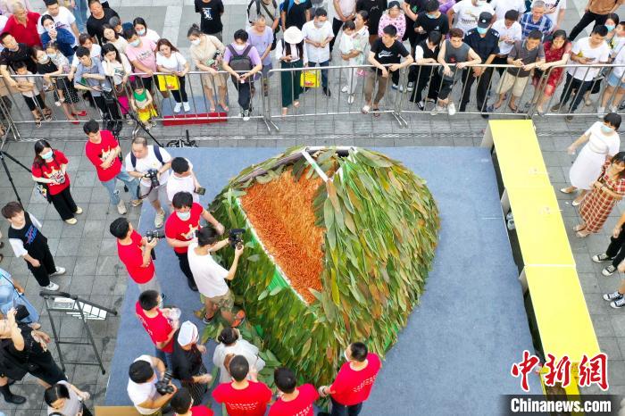 重さ500キロの巨大「ピリ辛ちまき」が長沙の街頭に登場　湖南省