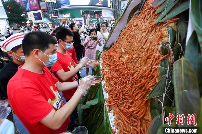 重さ500キロの巨大「ピリ辛ちまき」が長(zhǎng)沙の街頭に登場(chǎng)　湖南省