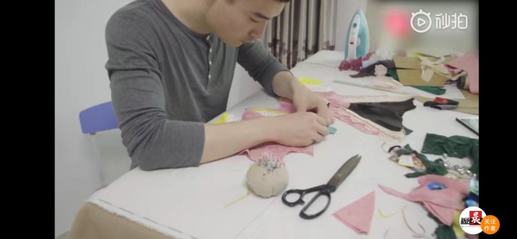 父のすごすぎる愛！愛娘に100著以上のドレスを手作り　江西省南昌