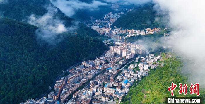 たなびく白い雲(yún)の下に広がる民謡にも歌われている美しい景色　四川省康定