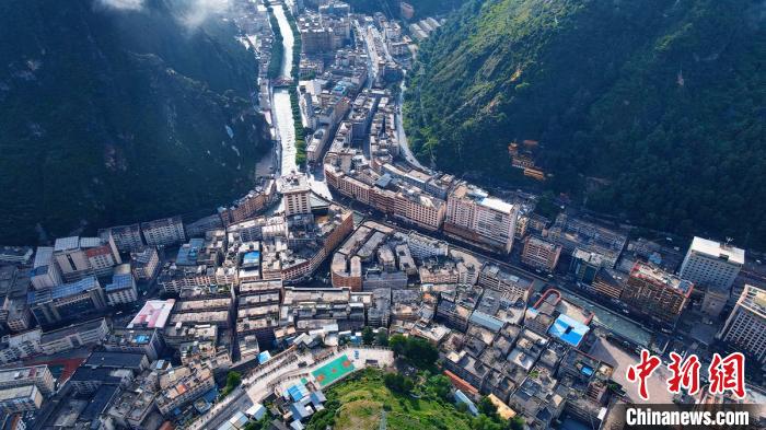 たなびく白い雲(yún)の下に広がる民謡にも歌われている美しい景色　四川省康定