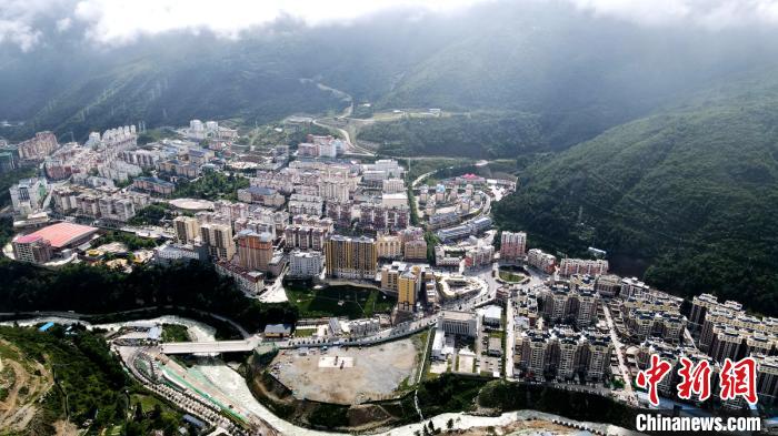 たなびく白い雲(yún)の下に広がる民謡にも歌われている美しい景色　四川省康定