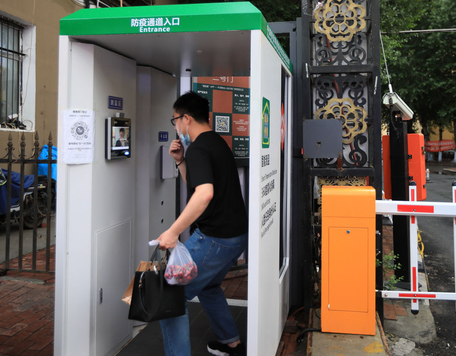 「防疫ゲート」を通るコミュニティの住民（寫真著作権はCFP視覚中國が所有のため転載禁止）。