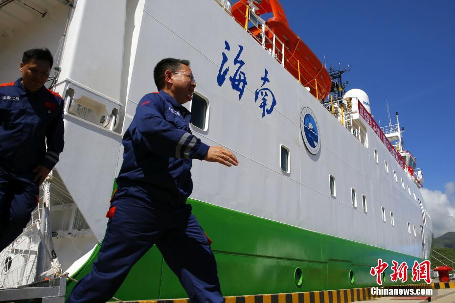 有人潛水船支援母船「探索2號(hào)」就役、中國(guó)深海科學(xué)調(diào)査の強(qiáng)力な道具に