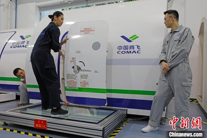 キャビンのドア開閉訓(xùn)練を受ける乗務(wù)員（撮影?殷立勤）。