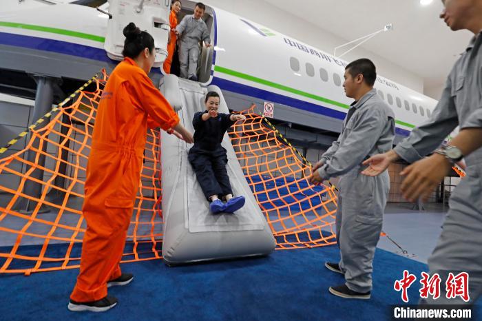 國際航空乗務員による國産新型リージョナルジェット「ARJ21」乗務訓練