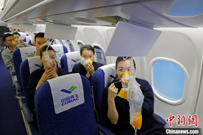 國際航空乗務(wù)員による國産新型リージョナルジェット「ARJ21」乗務(wù)訓(xùn)練