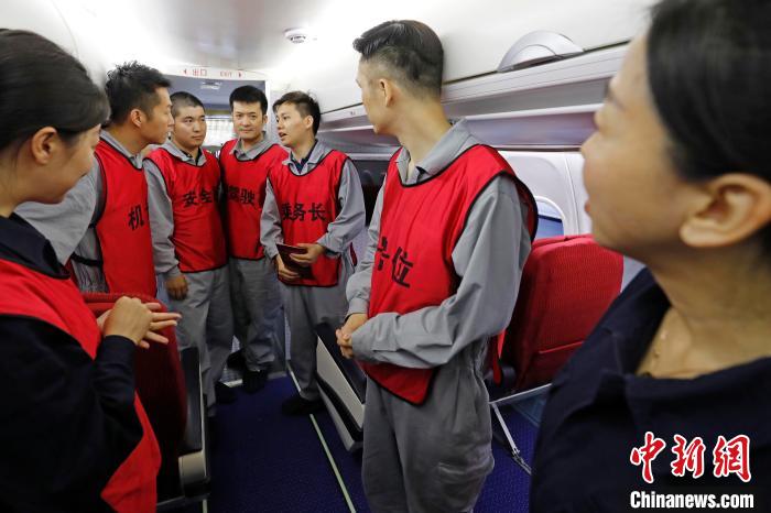 國(guó)際航空乗務(wù)員による國(guó)産新型リージョナルジェット「ARJ21」乗務(wù)訓(xùn)練